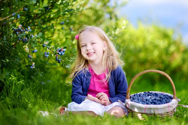 Meisje met verse bessen — Stockfoto