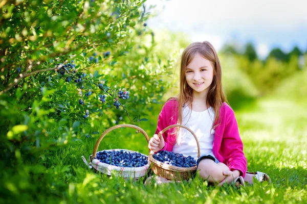 Gadis dengan keranjang buah berry segar — Stok Foto