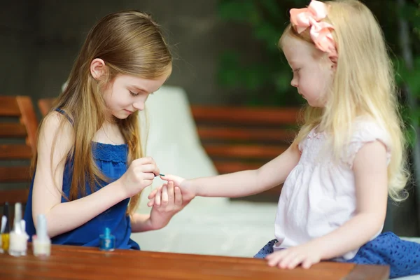 Adoráveis meninas pintando unhas — Fotografia de Stock