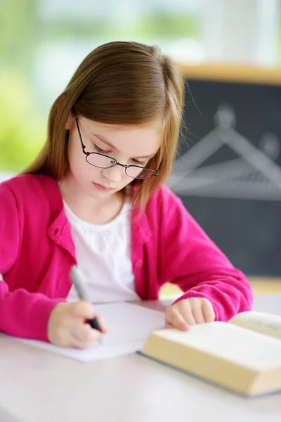 Prueba de escritura de colegiala inteligente —  Fotos de Stock