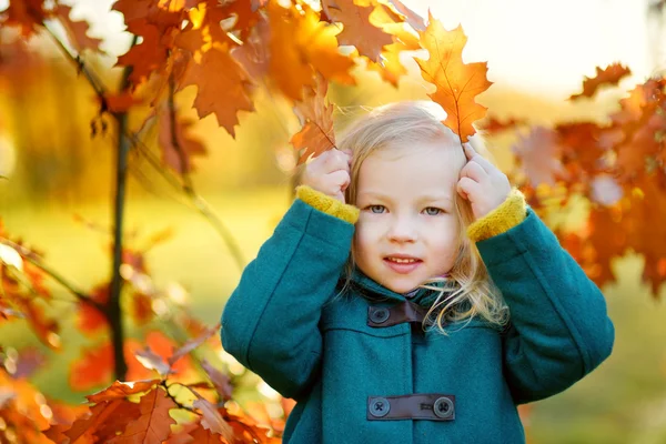 Niedliches kleines Mädchen — Stockfoto