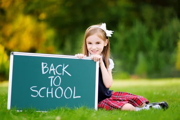 Bedårande flicka gå tillbaka till skolan — Stockfoto