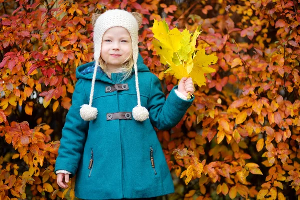 Schattig klein meisje — Stockfoto