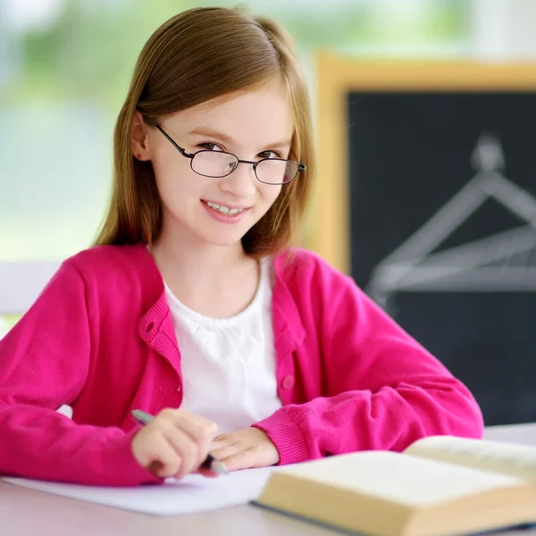 Prueba de escritura de colegiala inteligente — Foto de Stock