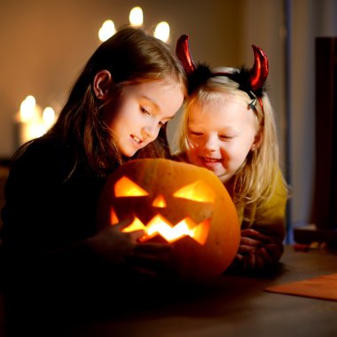 Güzel kız Cadılar Bayramı'nda kabak oyma