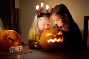 Güzel kız Cadılar Bayramı'nda kabak oyma