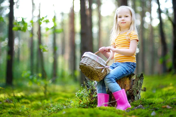 Entzückendes kleines Mädchen, das Blaubeeren pflückt — Stockfoto