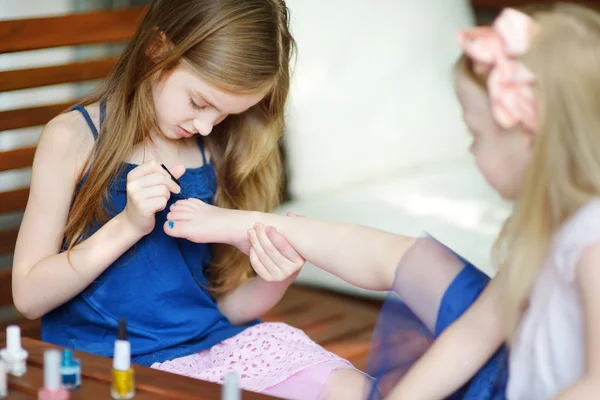 Adoráveis meninas pintando unhas — Fotografia de Stock