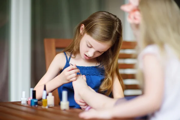 Adoráveis meninas pintando unhas — Fotografia de Stock