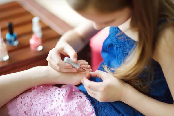 Adorables niñas pintando clavos —  Fotos de Stock