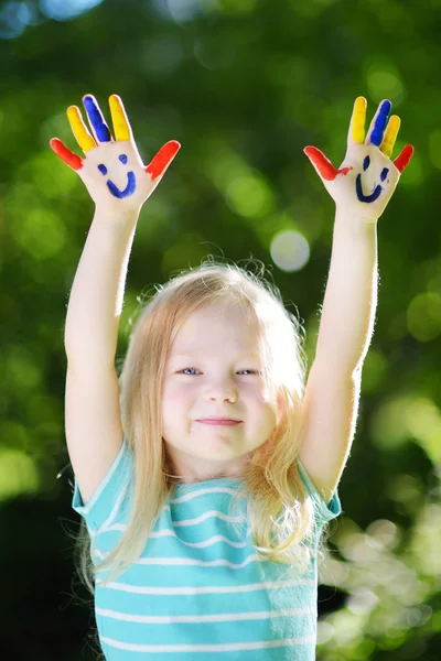 Entzückendes kleines Mädchen mit bemalten Händen — Stockfoto