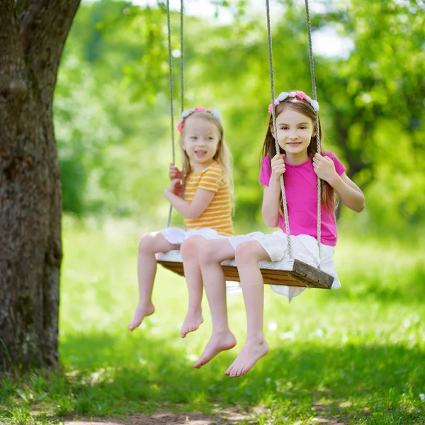 Petites sœurs mignonnes sur swing — Photo