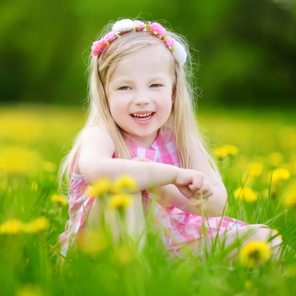 Adorable niña en el prado de diente de león —  Fotos de Stock