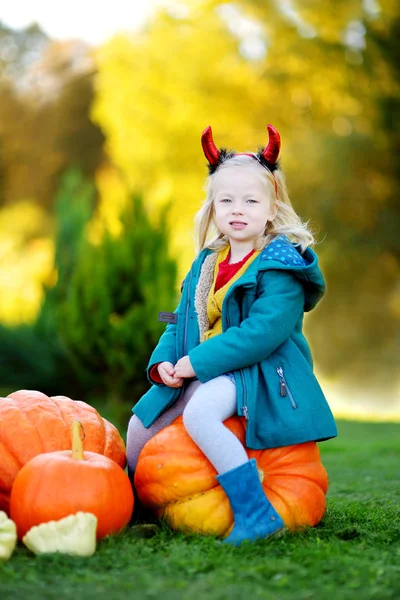 Menina adorável em traje de Halloween — Fotografia de Stock