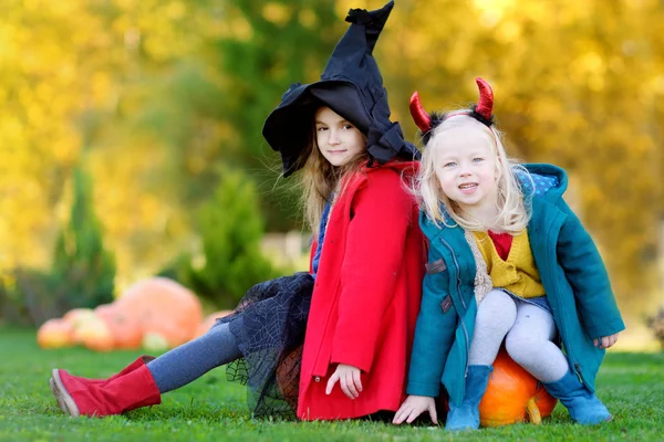 Kleine Mädchen in Halloween-Kostümen — Stockfoto