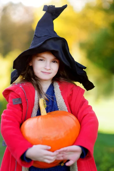 Menina adorável em traje de Halloween — Fotografia de Stock