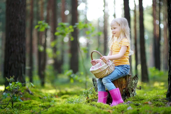 Adorable trochę borówki picking dziewczyna — Zdjęcie stockowe