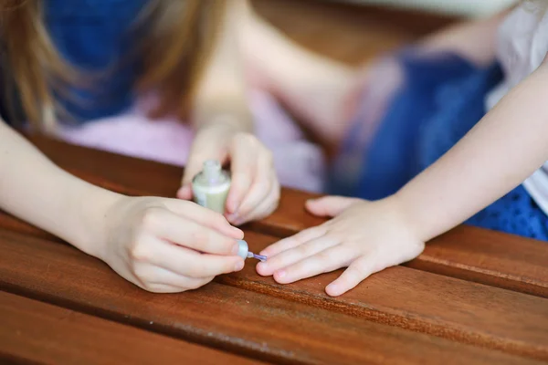 Adoráveis meninas pintando unhas — Fotografia de Stock