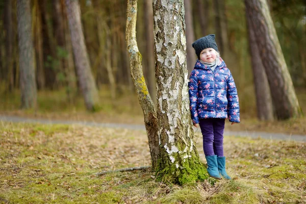 Legrační malá dívka v lese — Stock fotografie