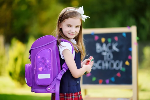 Adorable fille retournant à l'école — Photo