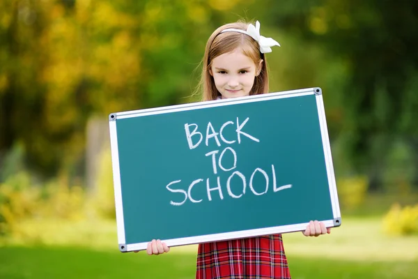 Bedårande flicka gå tillbaka till skolan — Stockfoto