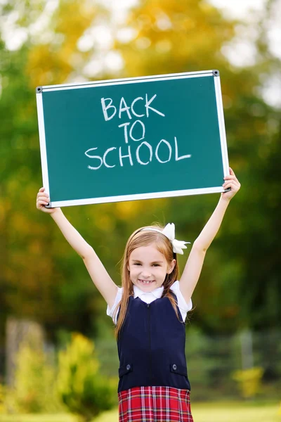 Urocza dziewczyna wraca do szkoły — Zdjęcie stockowe