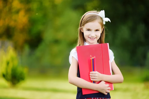 Adorable chica volviendo a la escuela — Foto de Stock
