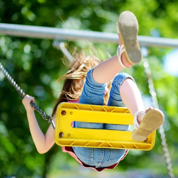 Meisje met plezier op speelplaats — Stockfoto