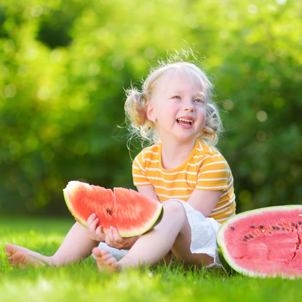 Engraçado menina comendo melancia — Fotografia de Stock