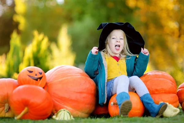 Menina adorável em traje de Halloween — Fotografia de Stock