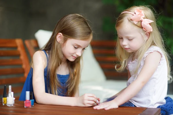 Adoráveis meninas pintando unhas — Fotografia de Stock