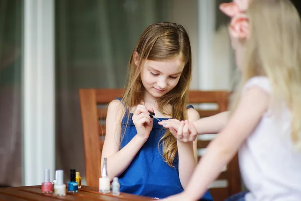 Adoráveis meninas pintando unhas — Fotografia de Stock