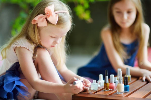 Adoráveis meninas pintando unhas — Fotografia de Stock