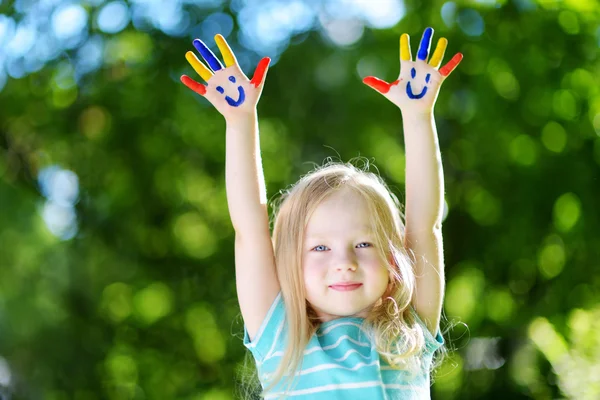 Schattig meisje met geschilderde handen — Stockfoto
