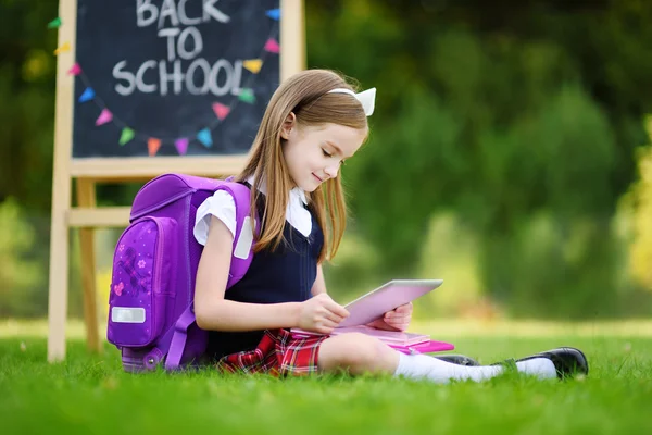 Liten flicka med hjälp av dator tablet — Stockfoto