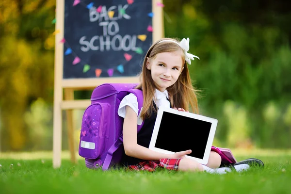 Κοριτσάκι χρησιμοποιώντας υπολογιστή tablet — Φωτογραφία Αρχείου