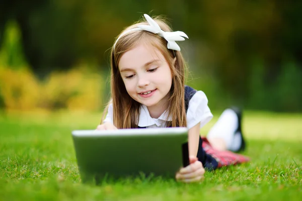 Kleines Mädchen mit Computer-Tablet — Stockfoto