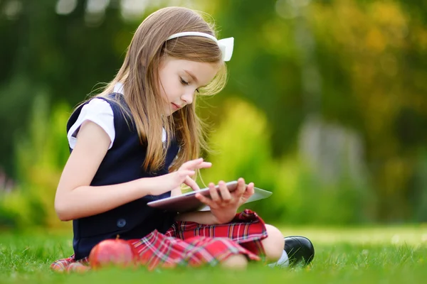 Kleines Mädchen mit Computer-Tablet — Stockfoto