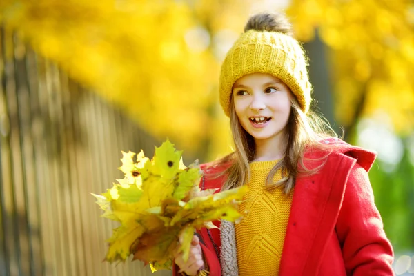 Niedliches kleines Mädchen — Stockfoto