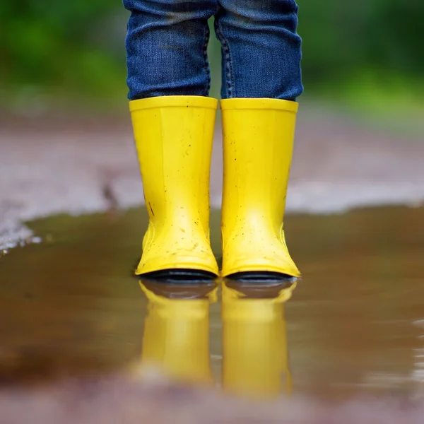 Kind trägt Regenstiefel — Stockfoto