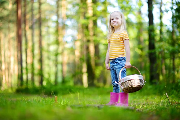 Bedårande liten flicka plocka blåbär — Stockfoto