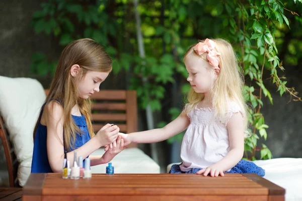 Adorabile bambine che dipingono unghie — Foto Stock