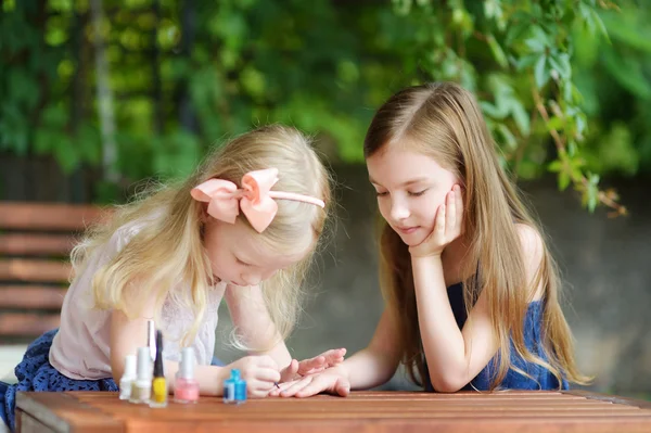 Adoráveis meninas pintando unhas — Fotografia de Stock