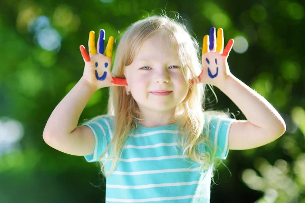 Entzückendes kleines Mädchen mit bemalten Händen — Stockfoto