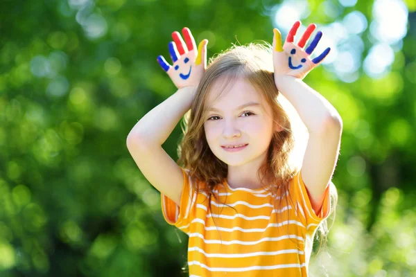 Schattig meisje met geschilderde handen — Stockfoto