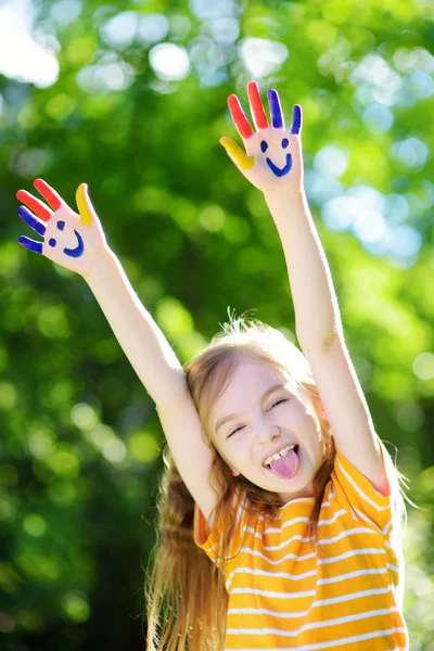 Schattig meisje met geschilderde handen — Stockfoto