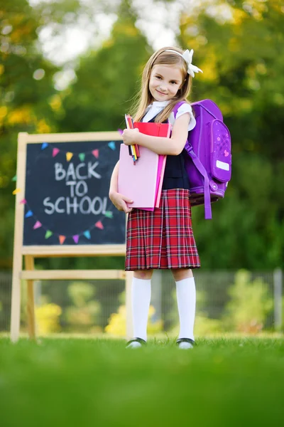 Menina adorável voltar para a escola — Fotografia de Stock