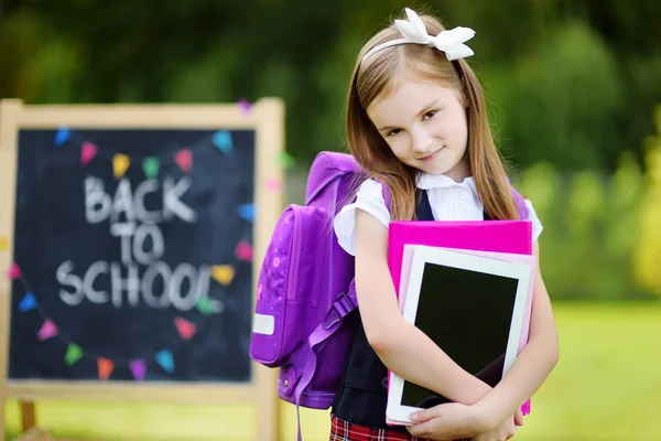 Bedårande flicka gå tillbaka till skolan — Stockfoto