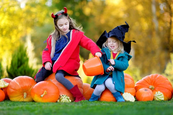 Kleine Mädchen in Halloween-Kostümen — Stockfoto