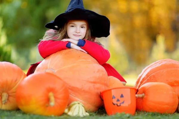 ハロウィンでのかわいい女の子 — ストック写真